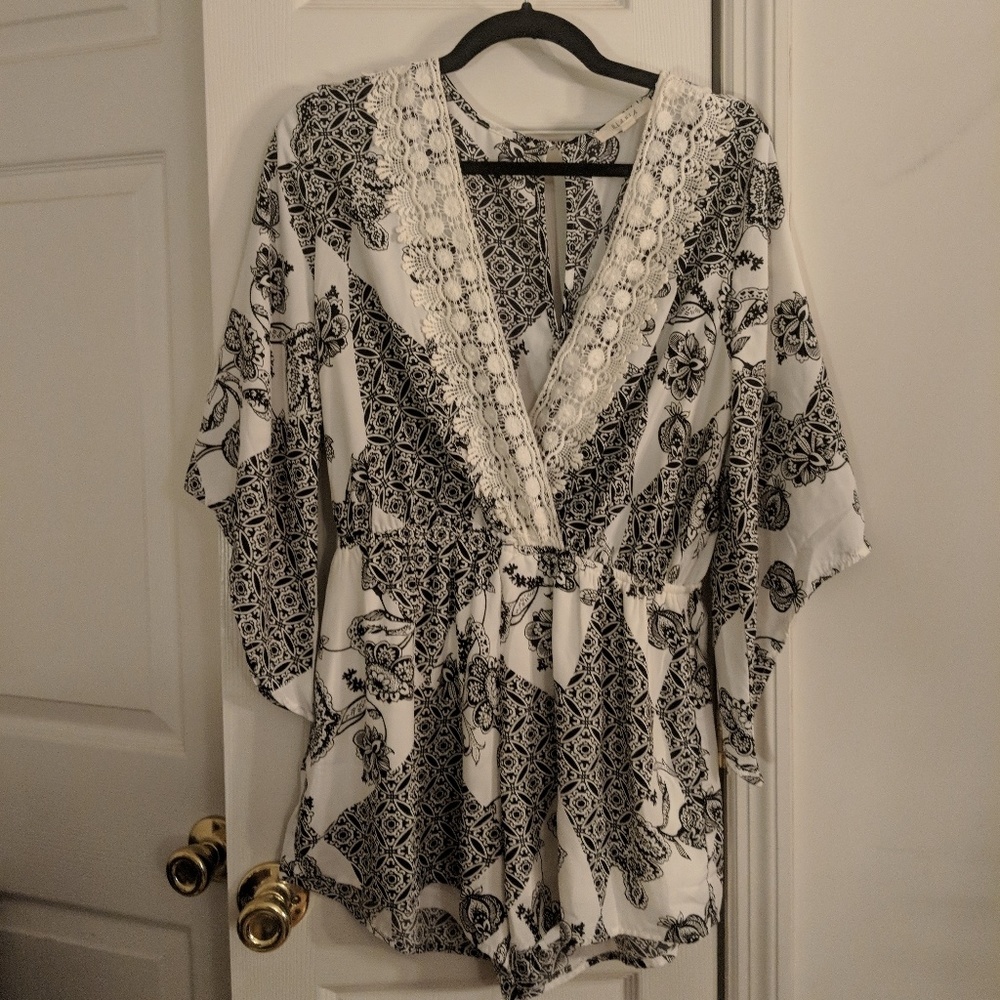 NWOT - Gorgeous Paisley Romper - black and white